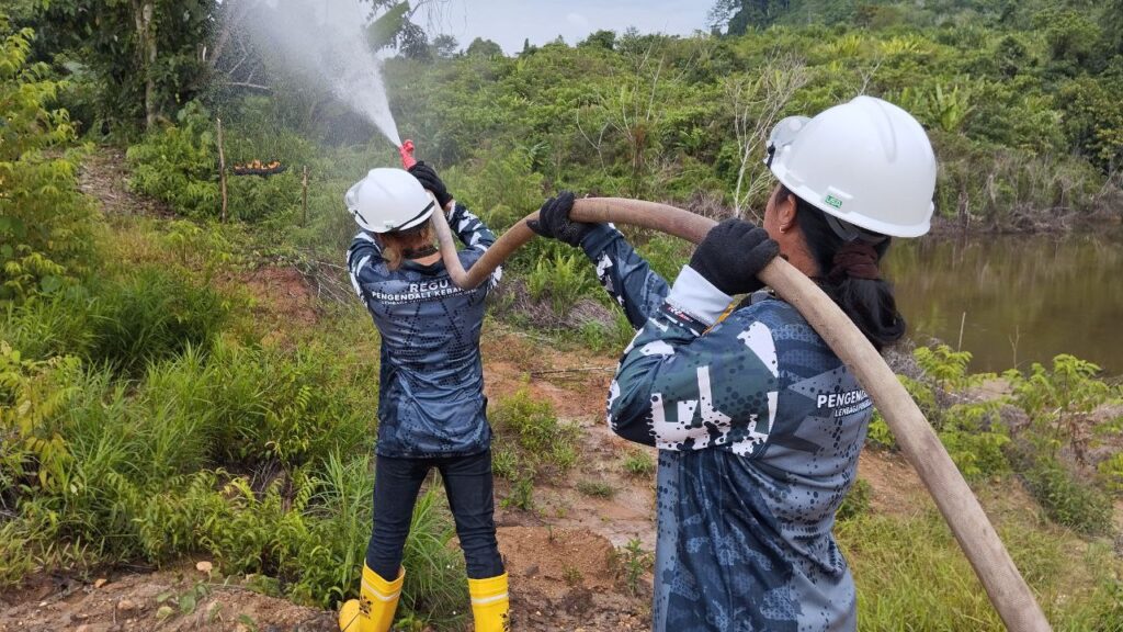 Pelatihan pemadaman titik api di Kampung Intu Lingau. Wahyu Salehuddin